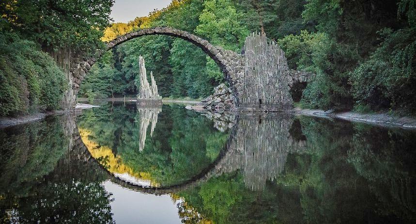 Le pont Rakotzbrücke représente l’harmonie de la nature : la retrouver par les soins énergétiques, c’est retrouver le chemin vers la santé naturelle. Tours 37